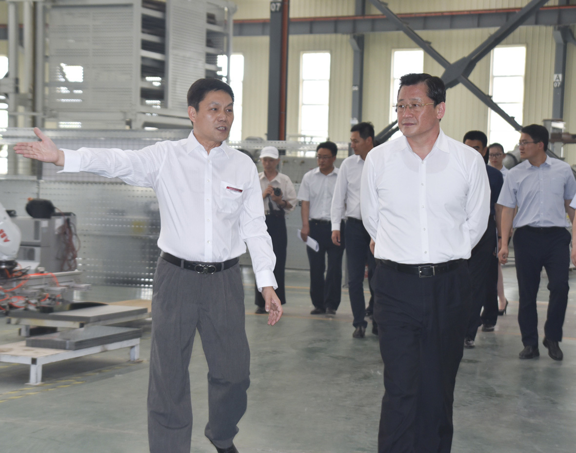 徐州市委常委、徐州經濟技術開發區黨工委書記王強參觀升華電梯“無人化工廠”(圖3) 徐州市委常委、徐州經濟技術開發區黨工委書記王強參觀升華電梯“無人化工廠”(圖3)