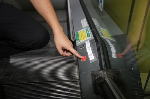 收藏！自動扶梯的內部結構視頻請查收！乘坐扶梯請看好扶穩！(圖2)