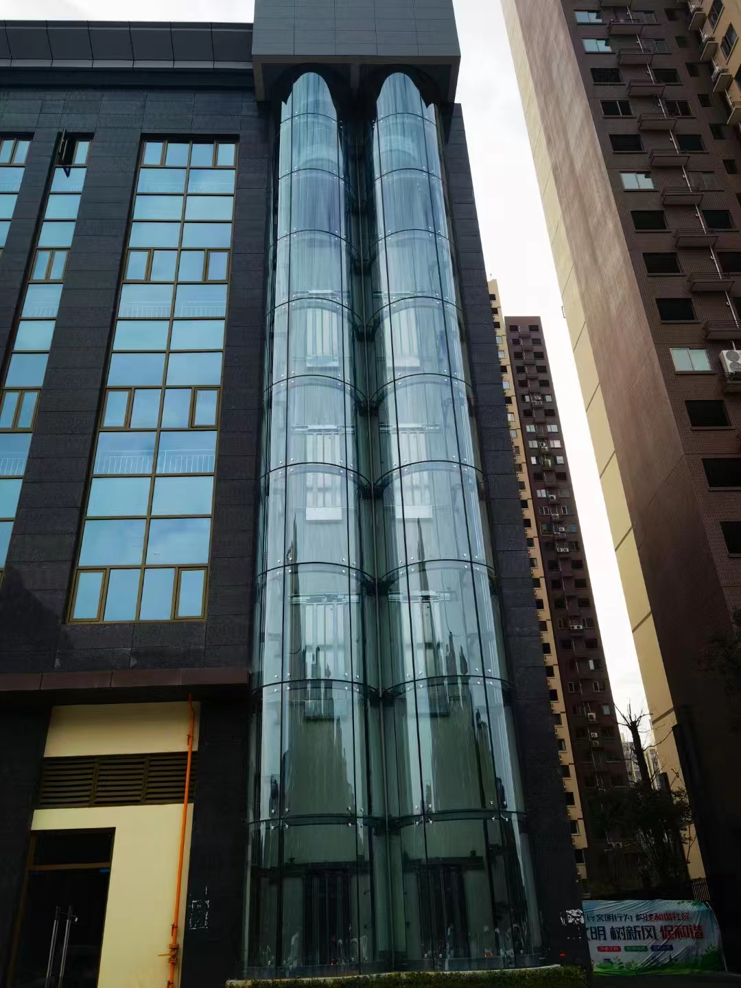 冬日里的溫暖——升華更新改造、加裝電梯經(jīng)典案例(圖3) Warmth in Winter —— Classic Cases of Shenghuas Elevator Renovation and Installation (圖4)